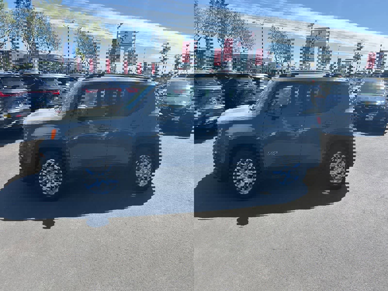 Used 2018 Jeep Renegade Latitude image 4