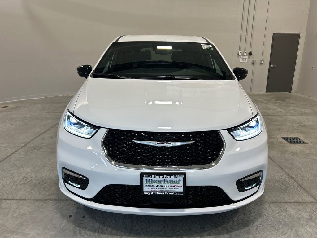 New 2026 Chrysler Pacifica Select image 3