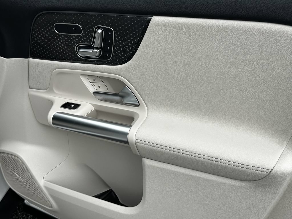 Certified 2025 Mercedes-Benz GLA 250 4MATIC image 16