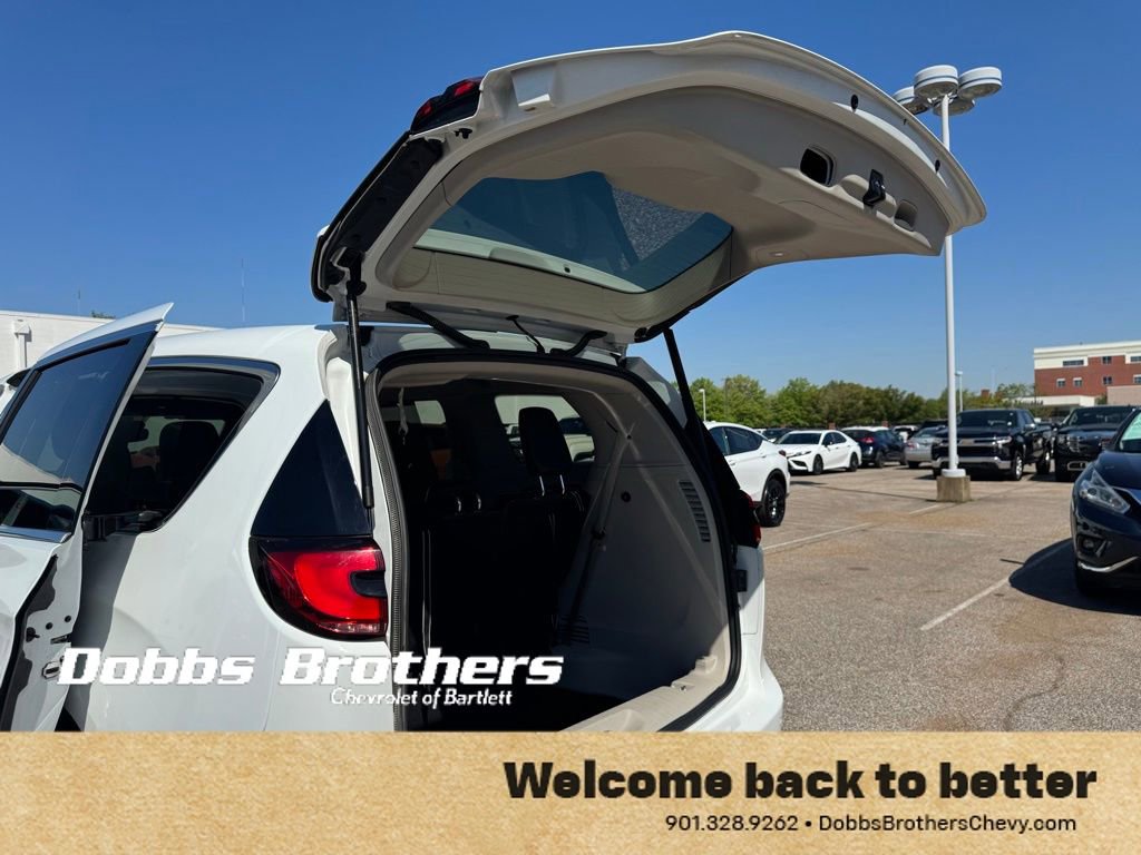 Used 2023 Chrysler Pacifica Touring-L image 39