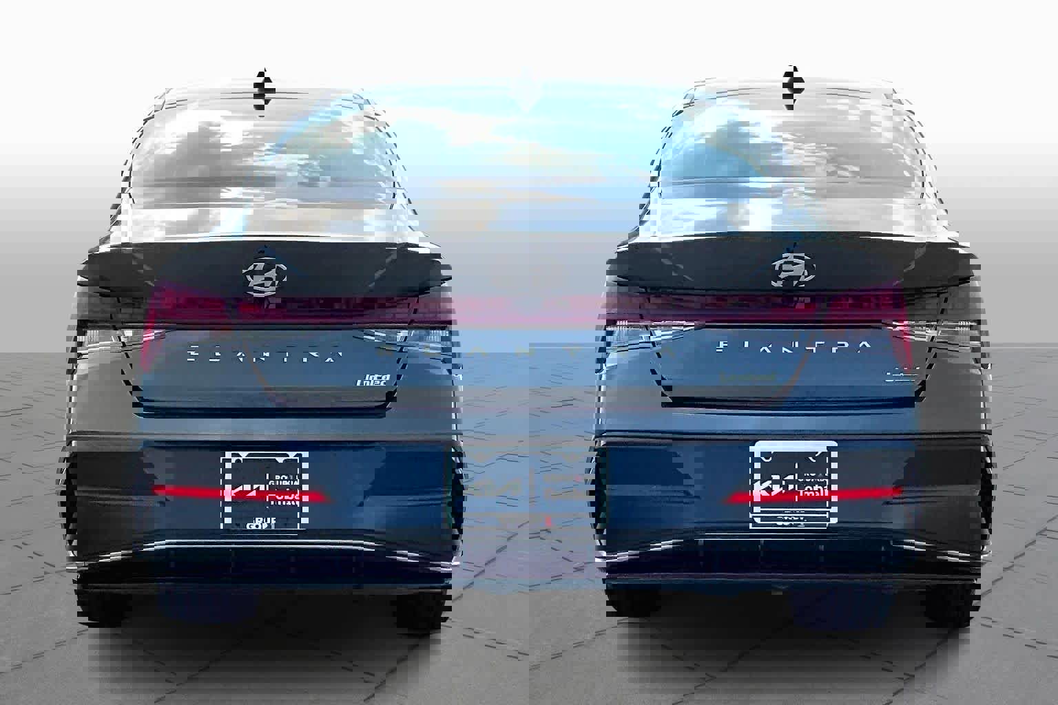 Used 2025 Hyundai Elantra Limited image 4