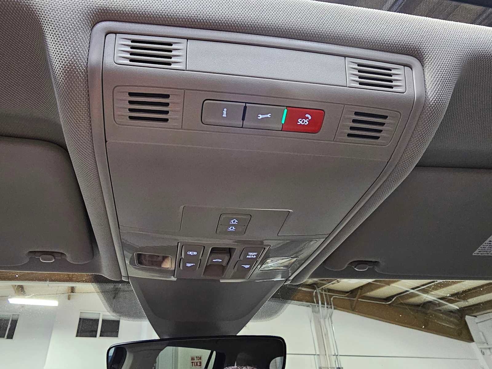 Used 2023 Volkswagen Tiguan SE w/ Panoramic Sunroof Package image 28