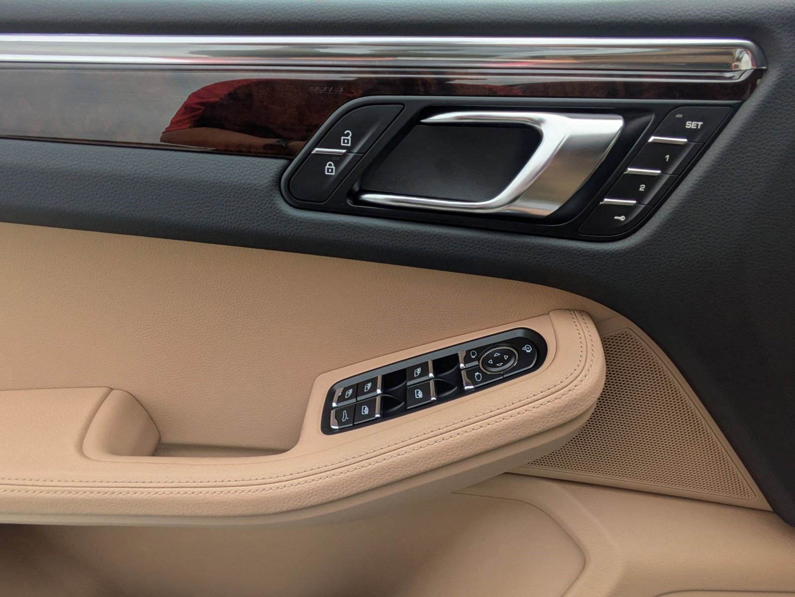 Certified 2025 Porsche Macan AWD/4WD image 13