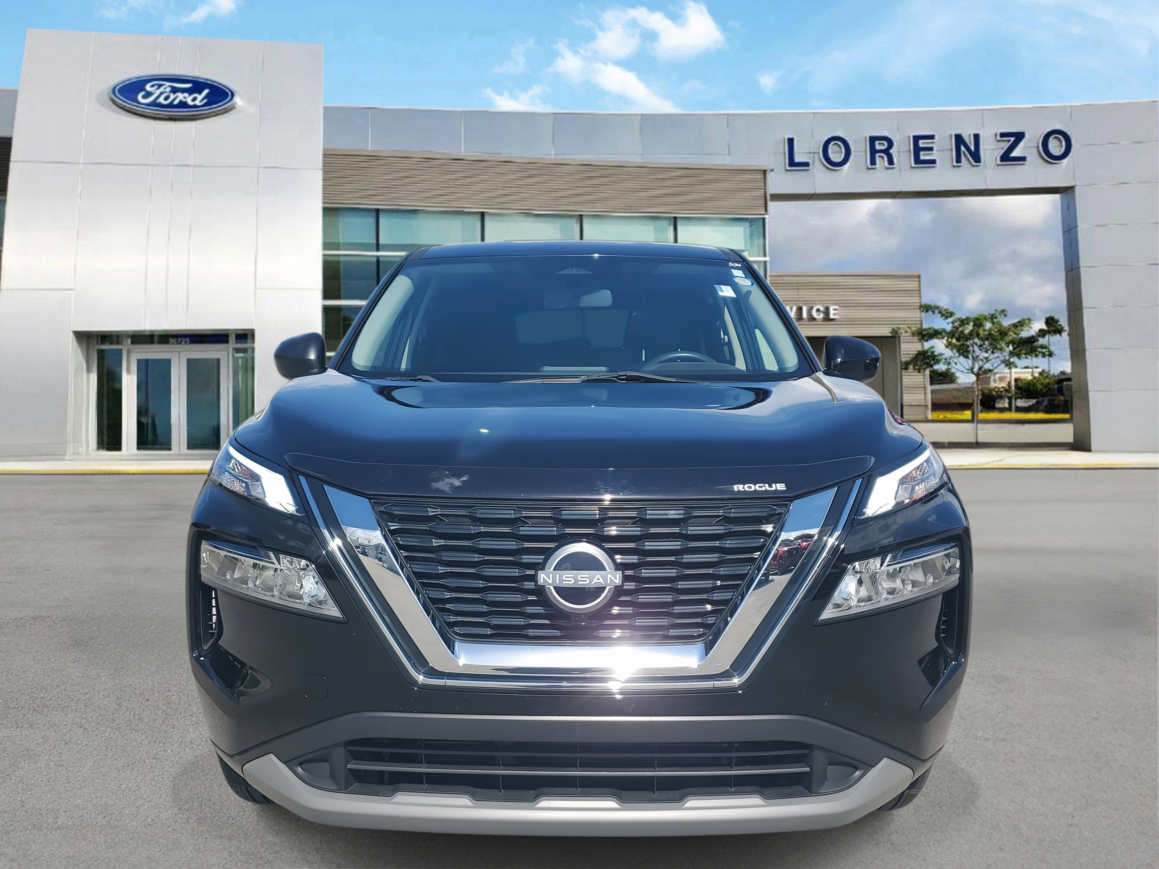 Used 2023 Nissan Rogue SV image 2