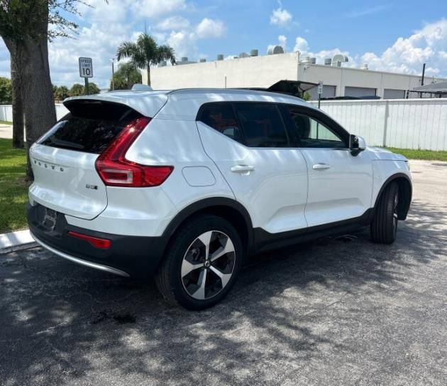 Used 2024 Volvo XC40 B5 Plus AWD/4WD image 3