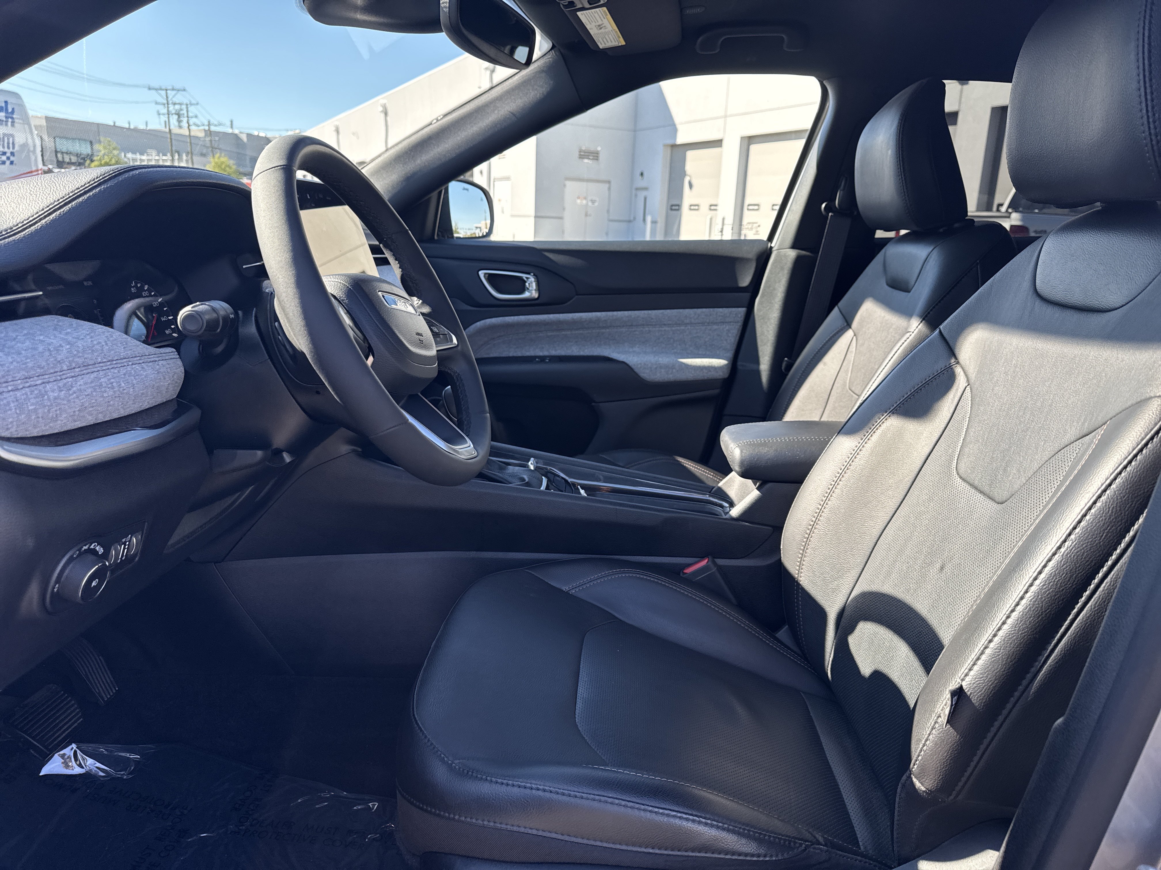 Used 2023 Jeep Compass Latitude AWD/4WD image 17