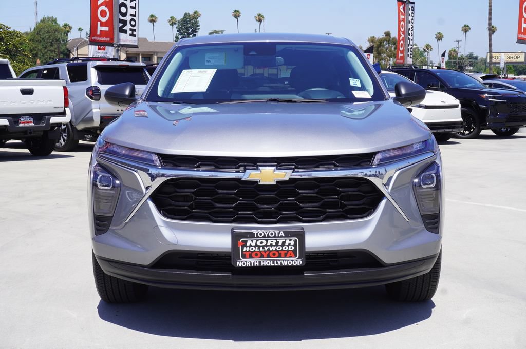 Used 2025 Chevrolet Trax LS FWD image 3