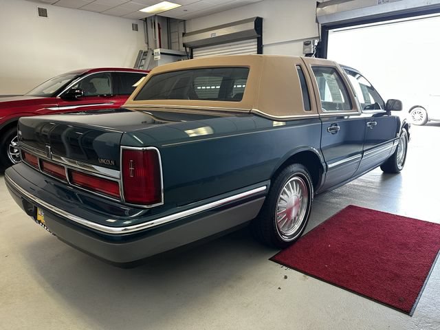 Used 1997 Lincoln Town Car Signature RWD image 4