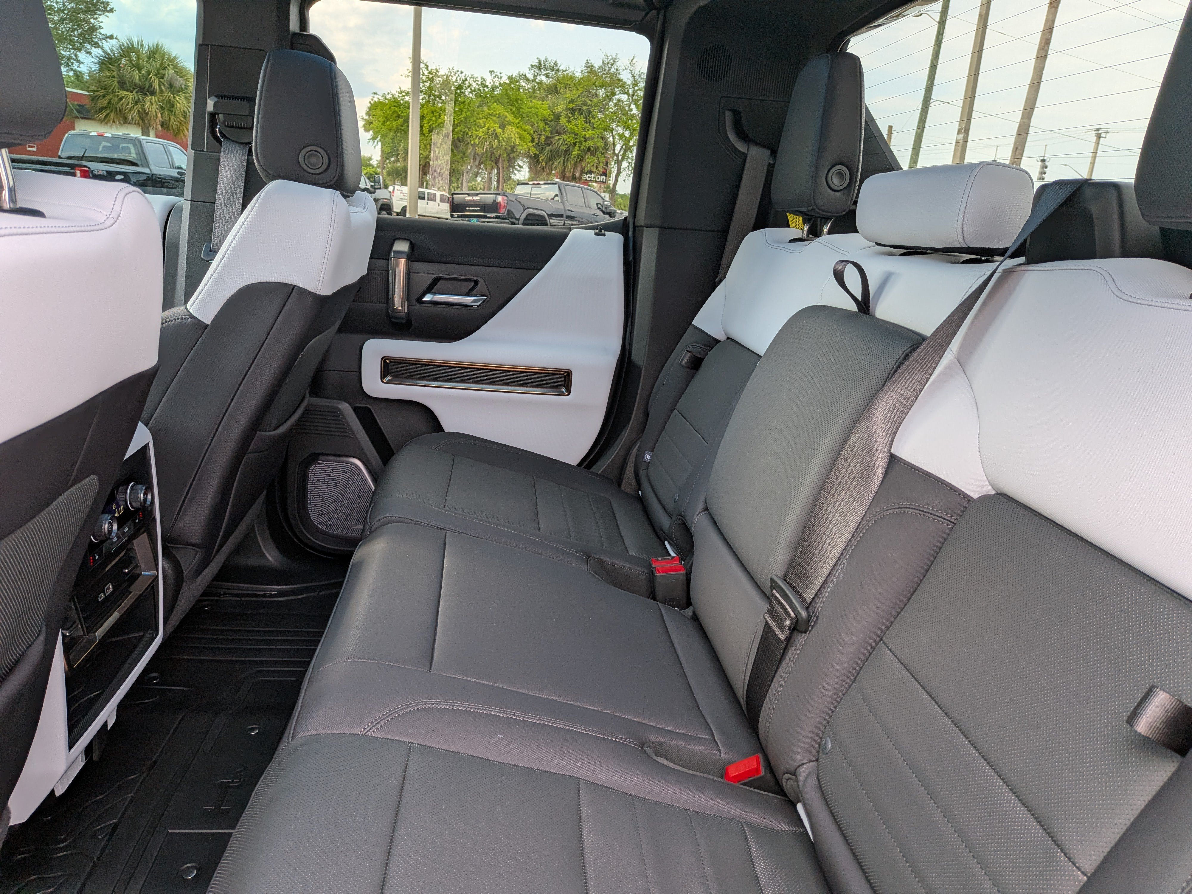 Certified 2025 GMC Hummer EV 3X w/ LPO, Sport Package AWD/4WD image 17