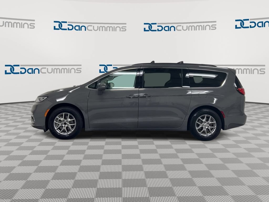 Used 2021 Chrysler Pacifica Touring w/ Uconnect Theater Family Group FWD image 5