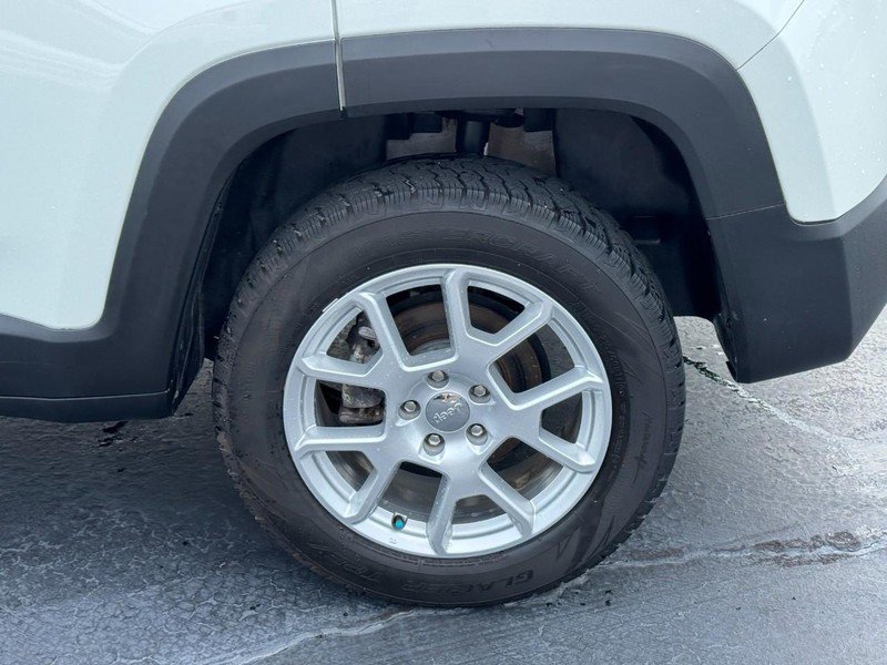 Used 2023 Jeep Renegade Latitude w/ Premium Group AWD/4WD image 7