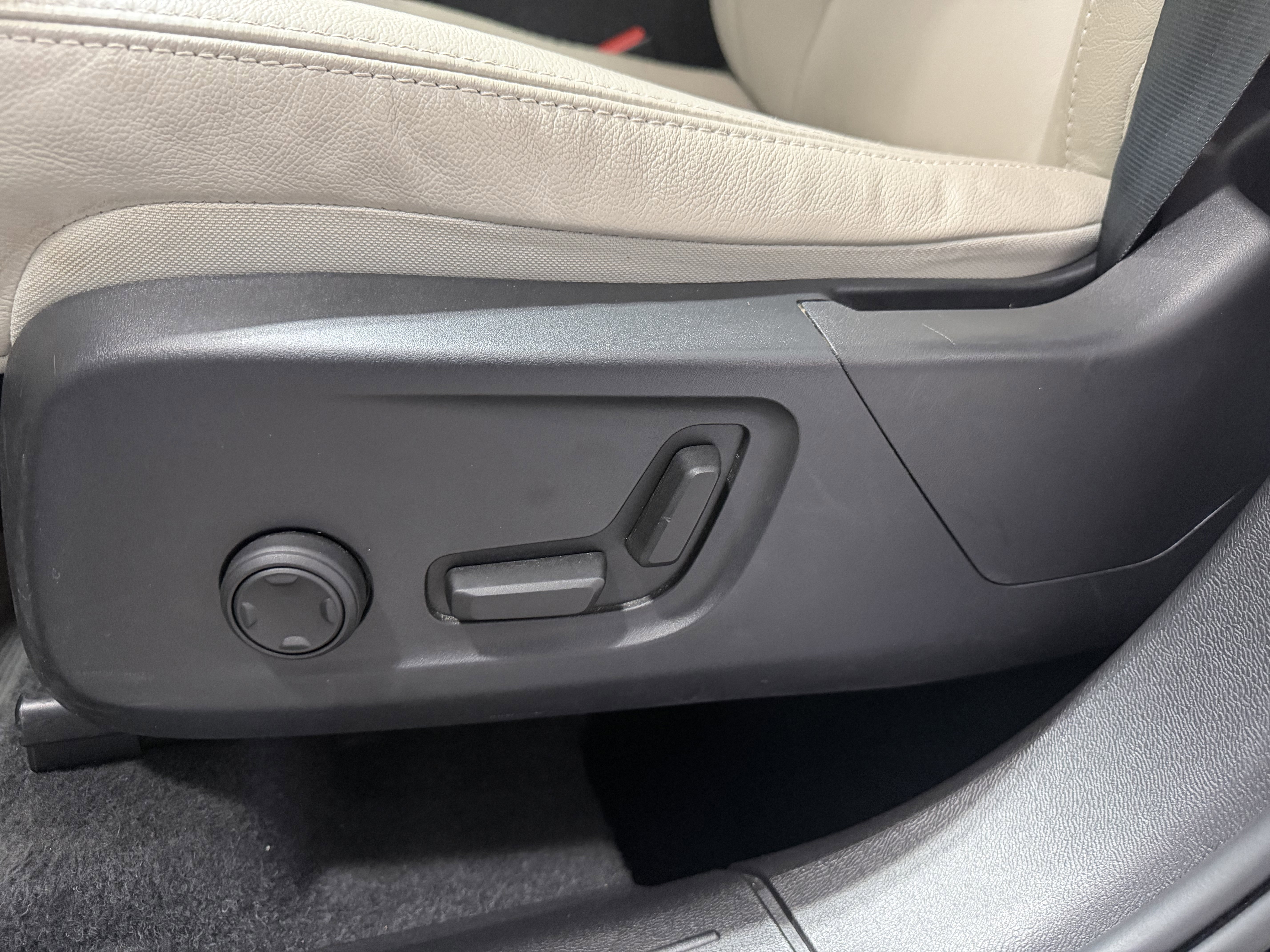 Used 2023 Volvo XC40 B4 Ultimate FWD image 12