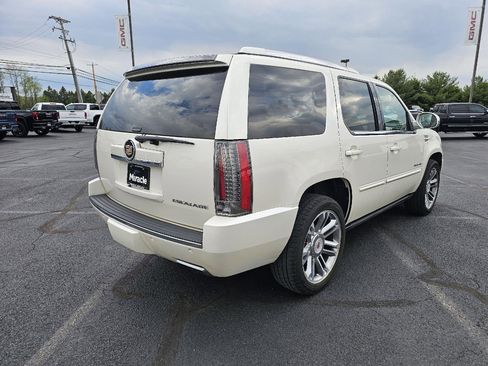 Used 2013 Cadillac Escalade Premium AWD/4WD image 5