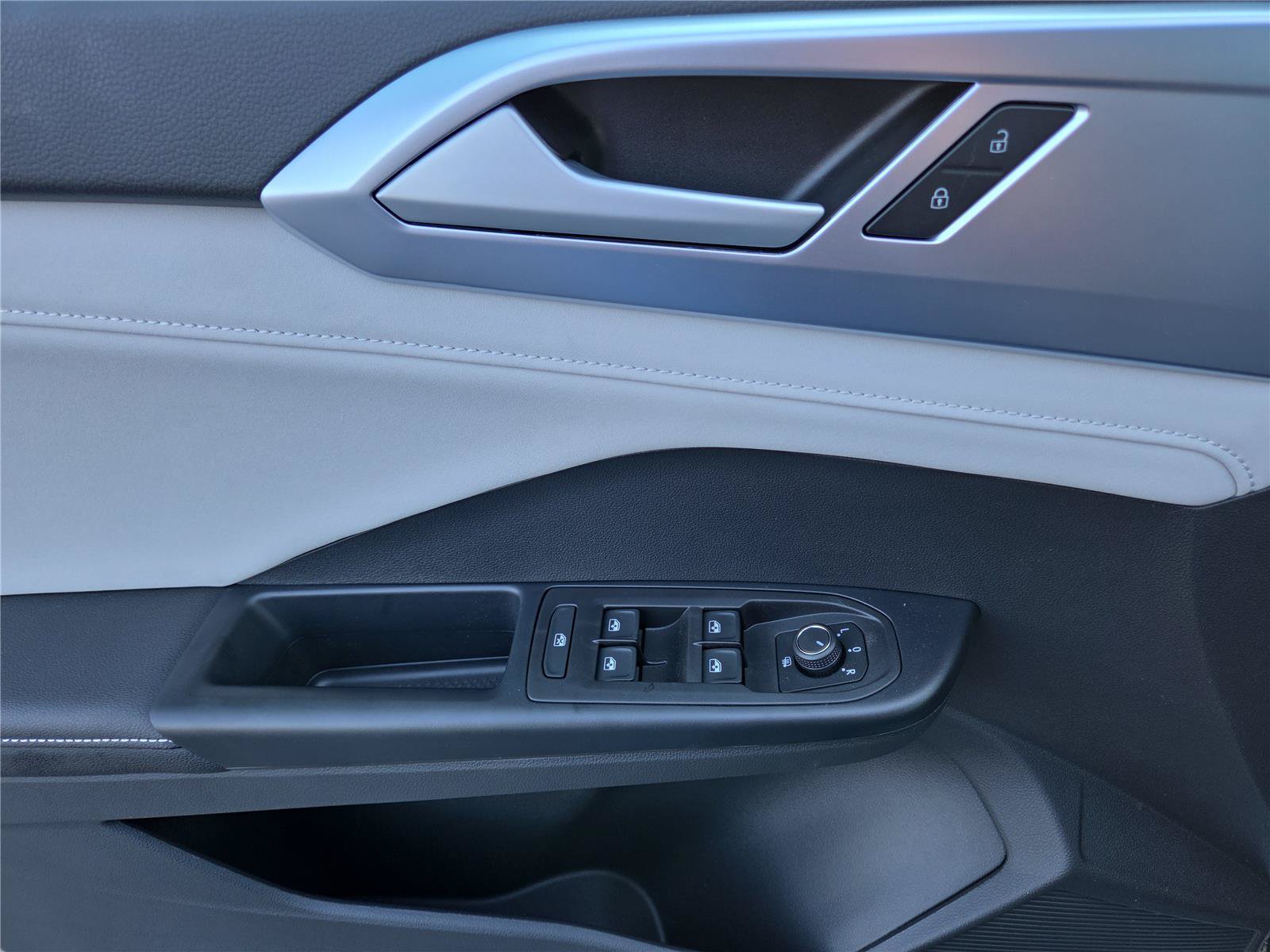New 2026 Volkswagen Taos SE w/ Panoramic Sunroof Package FWD image 13