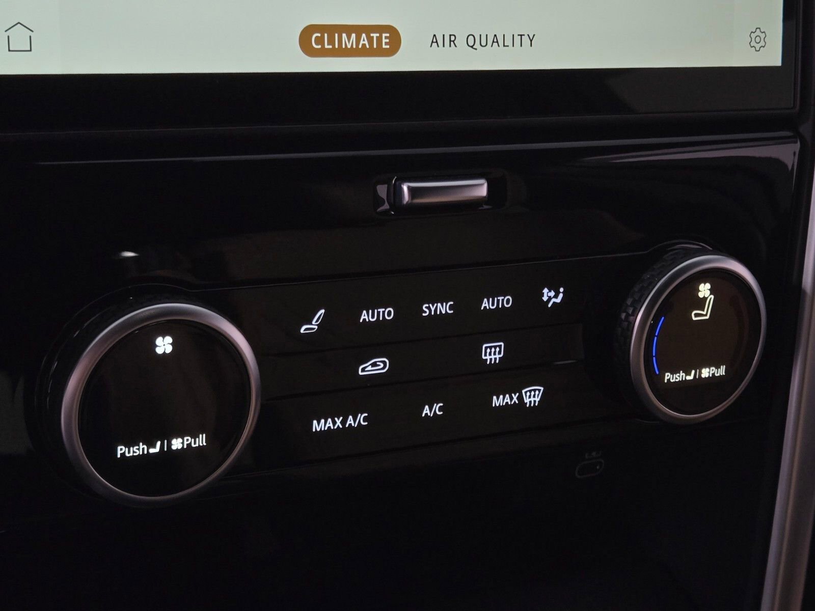 Used 2025 Land Rover Discovery Dynamic SE image 31