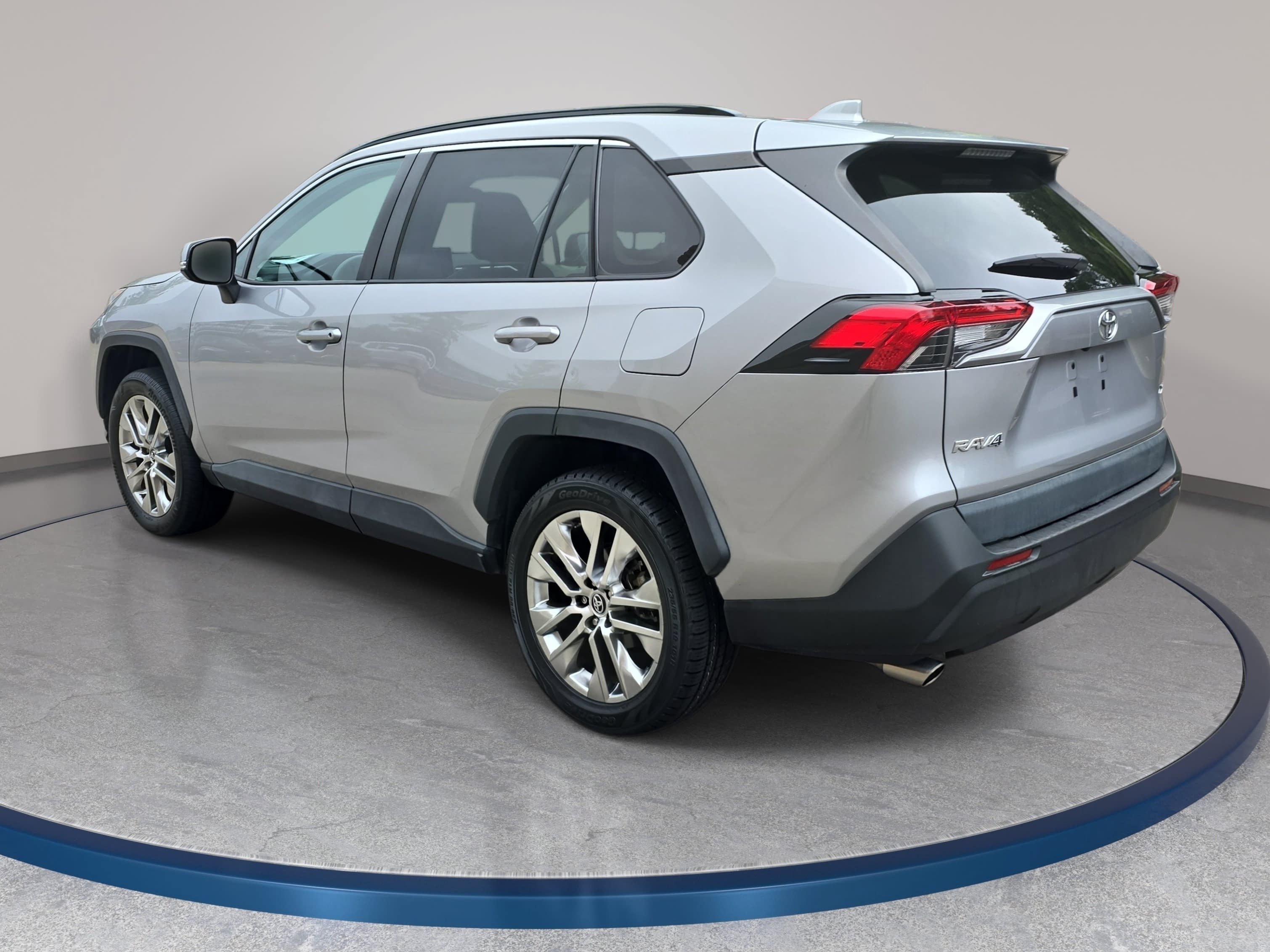 Used 2021 Toyota RAV4 XLE Premium FWD image 7