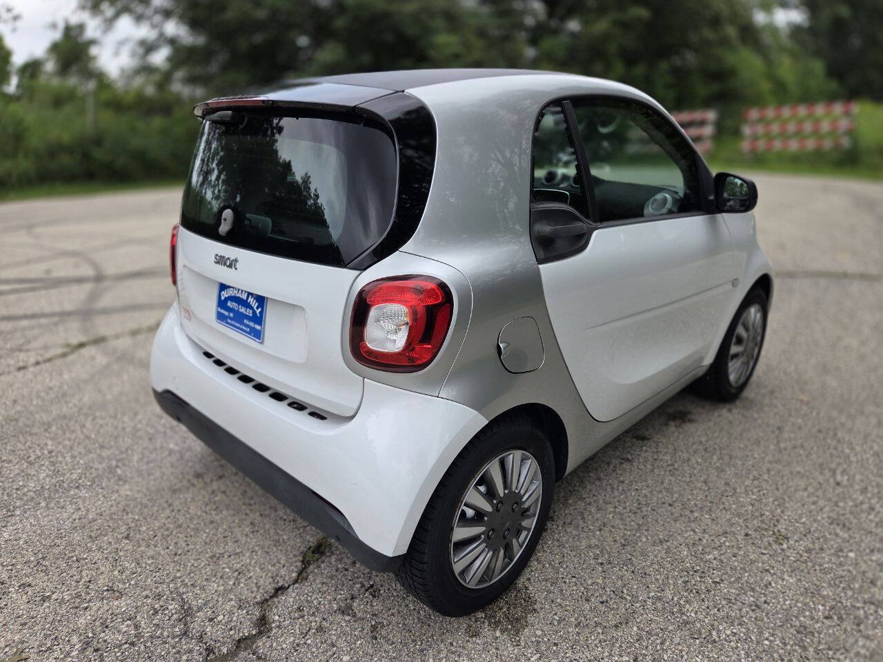 Used 2016 smart fortwo passion RWD image 6
