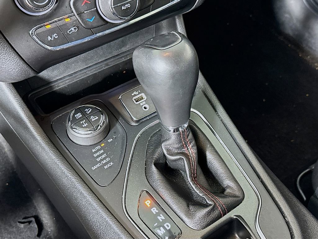 Used 2019 Jeep Cherokee Trailhawk w/ Comfort/Convenience Group AWD/4WD image 16