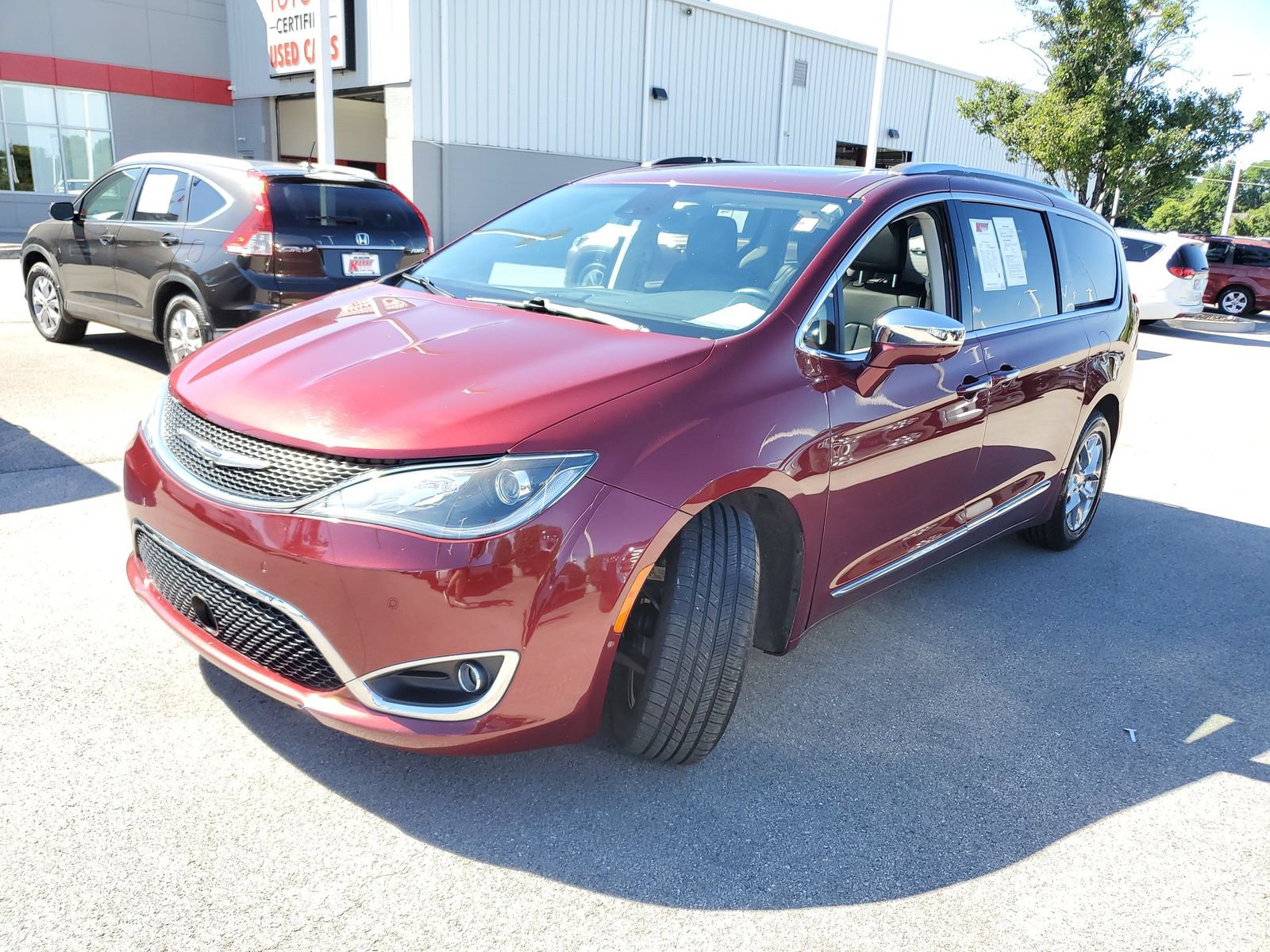 Used 2019 Chrysler Pacifica Limited FWD image 2