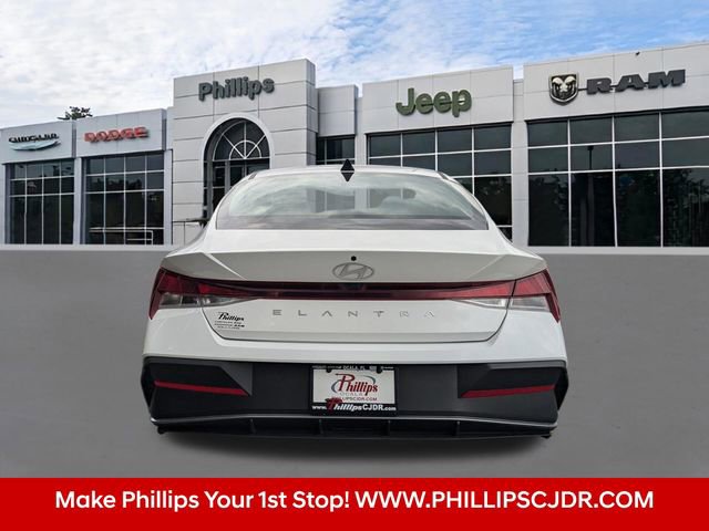 Used 2024 Hyundai Elantra SEL FWD image 4