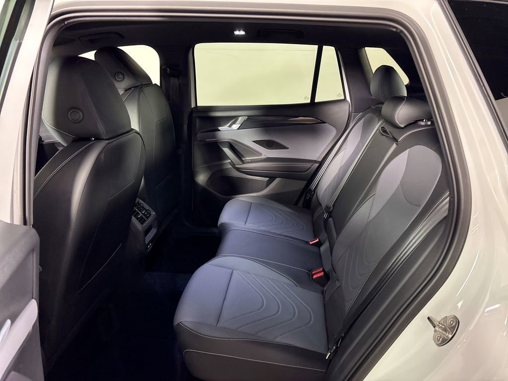 New 2025 Volkswagen Tiguan SE R-Line image 21