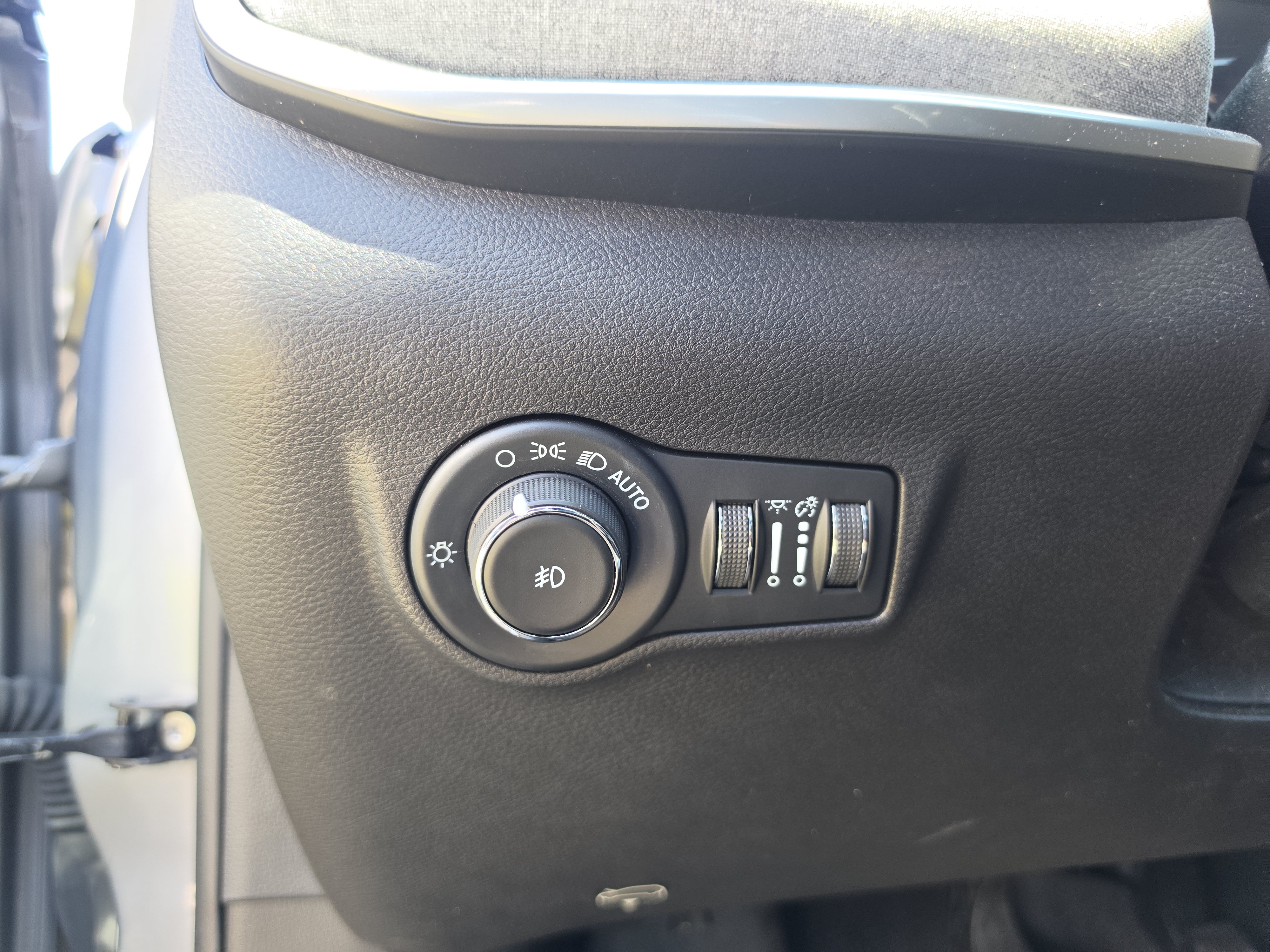 Used 2023 Jeep Compass Latitude w/ Sun and Sound Group AWD/4WD image 19