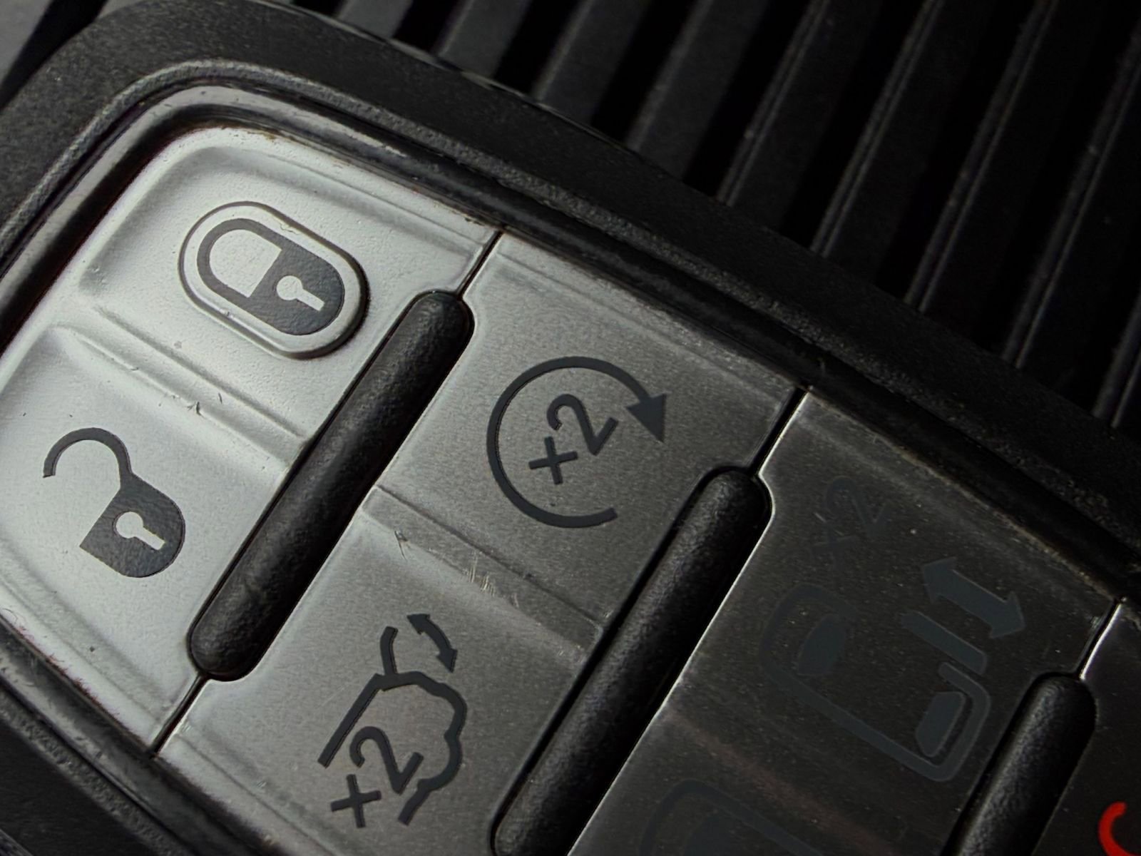 Used 2025 Chrysler Pacifica Limited image 27