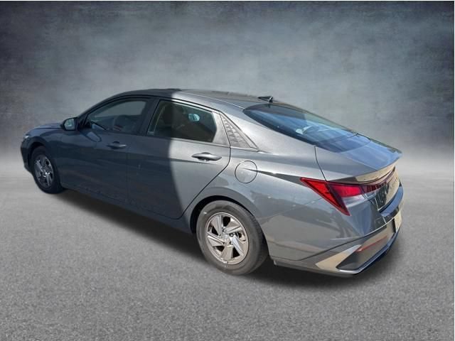 Used 2024 Hyundai Elantra SE FWD image 3