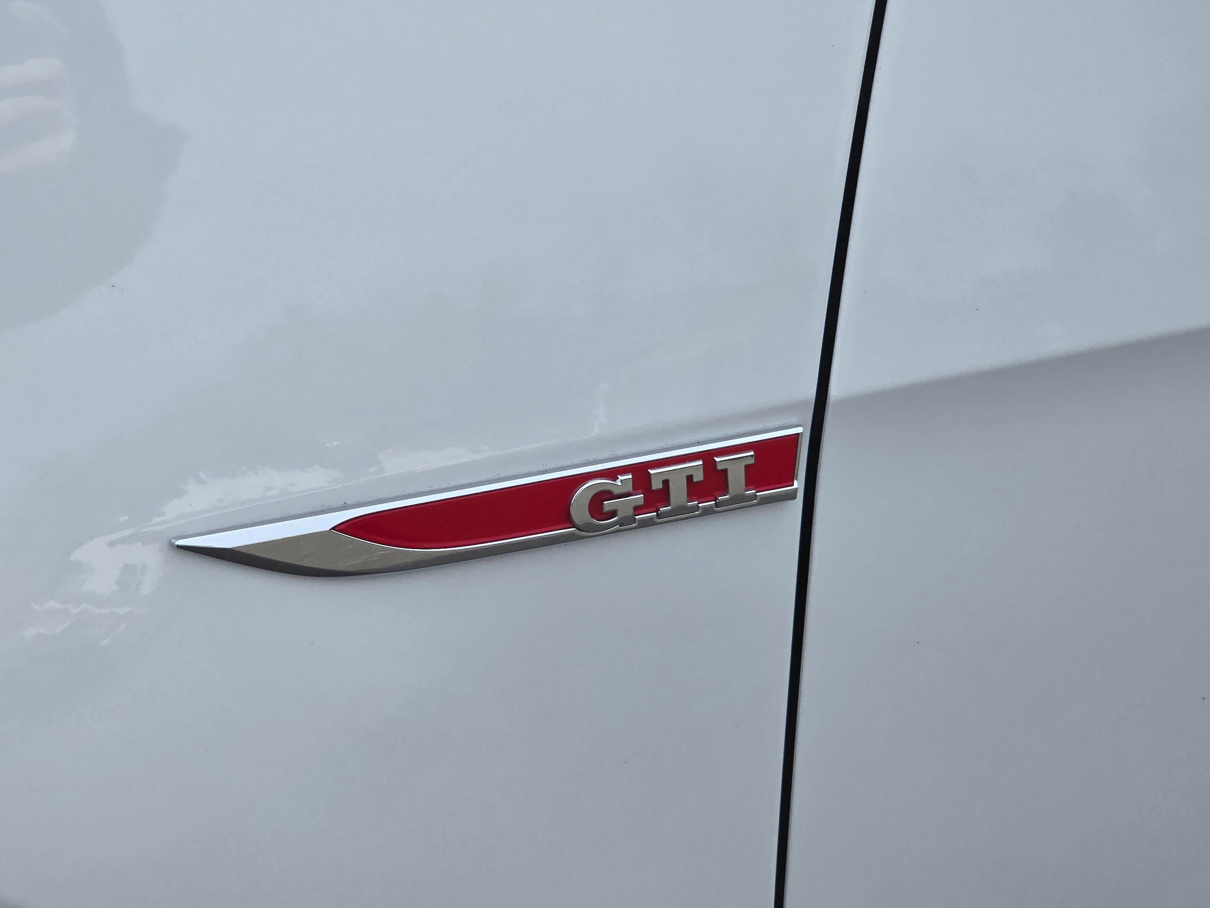 Used 2015 Volkswagen GTI SE FWD image 11