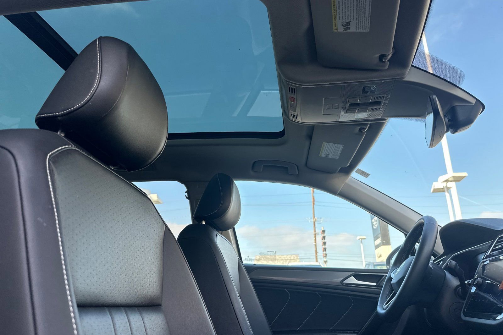 Used 2024 Volkswagen Tiguan SE image 21