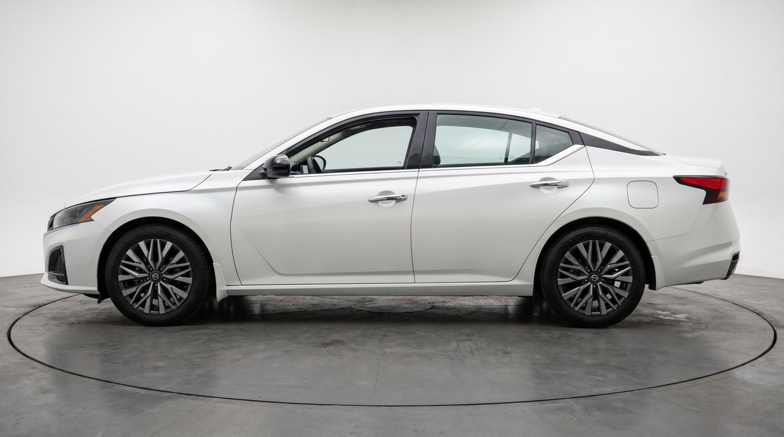 Used 2025 Nissan Altima 2.5 SV FWD image 5