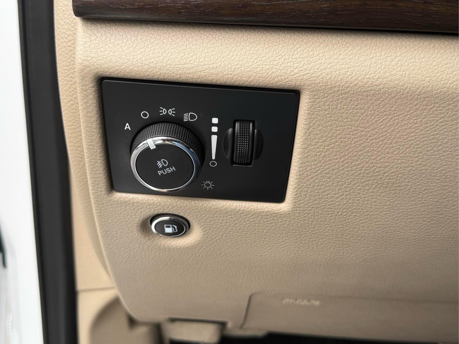 Used 2018 Jeep Grand Cherokee Laredo AWD/4WD image 24