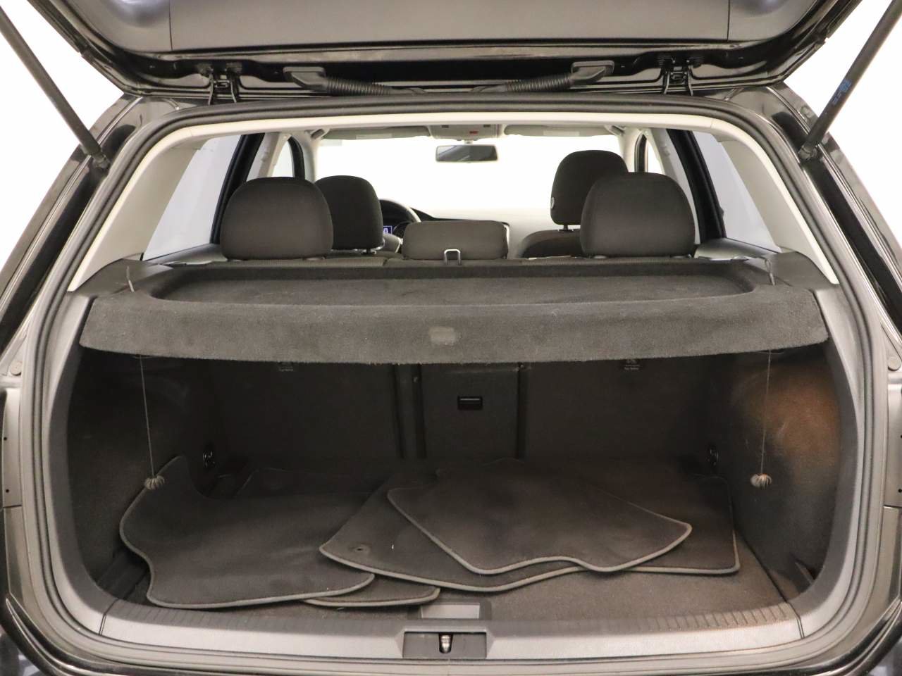 Used 2017 Volkswagen Golf S FWD image 18