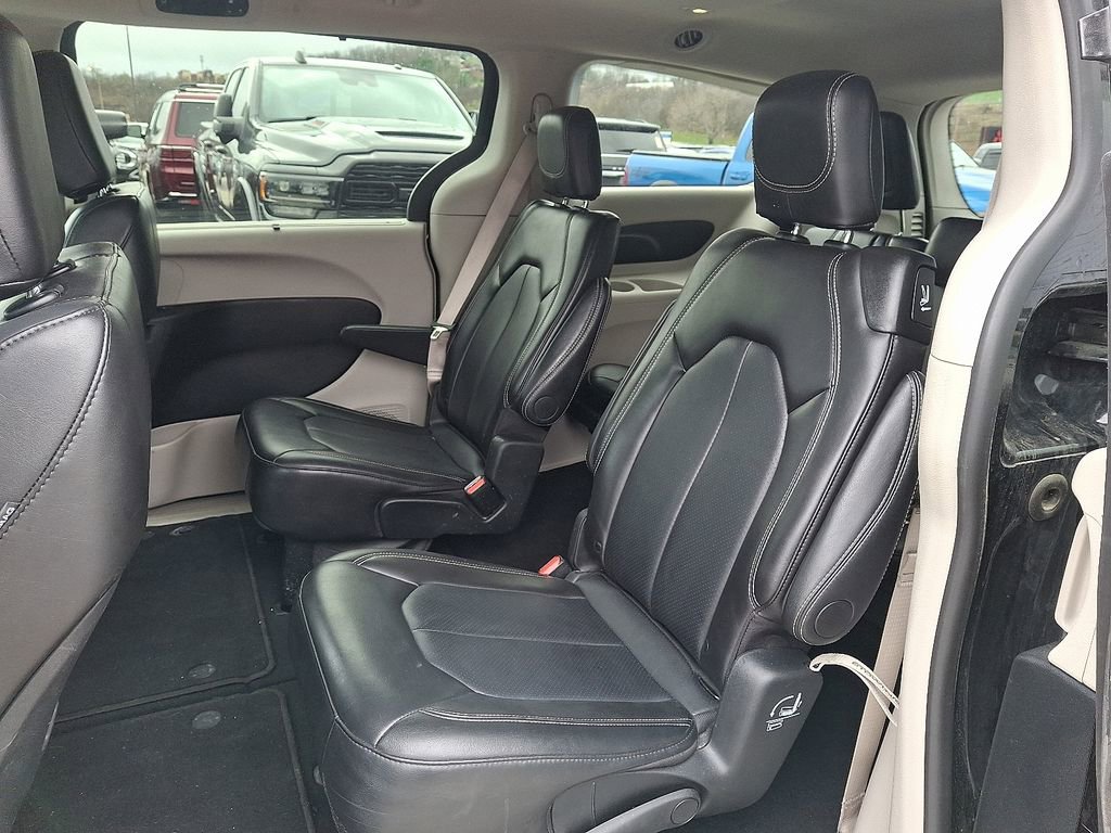 Used 2024 Chrysler Pacifica Touring-L FWD image 10
