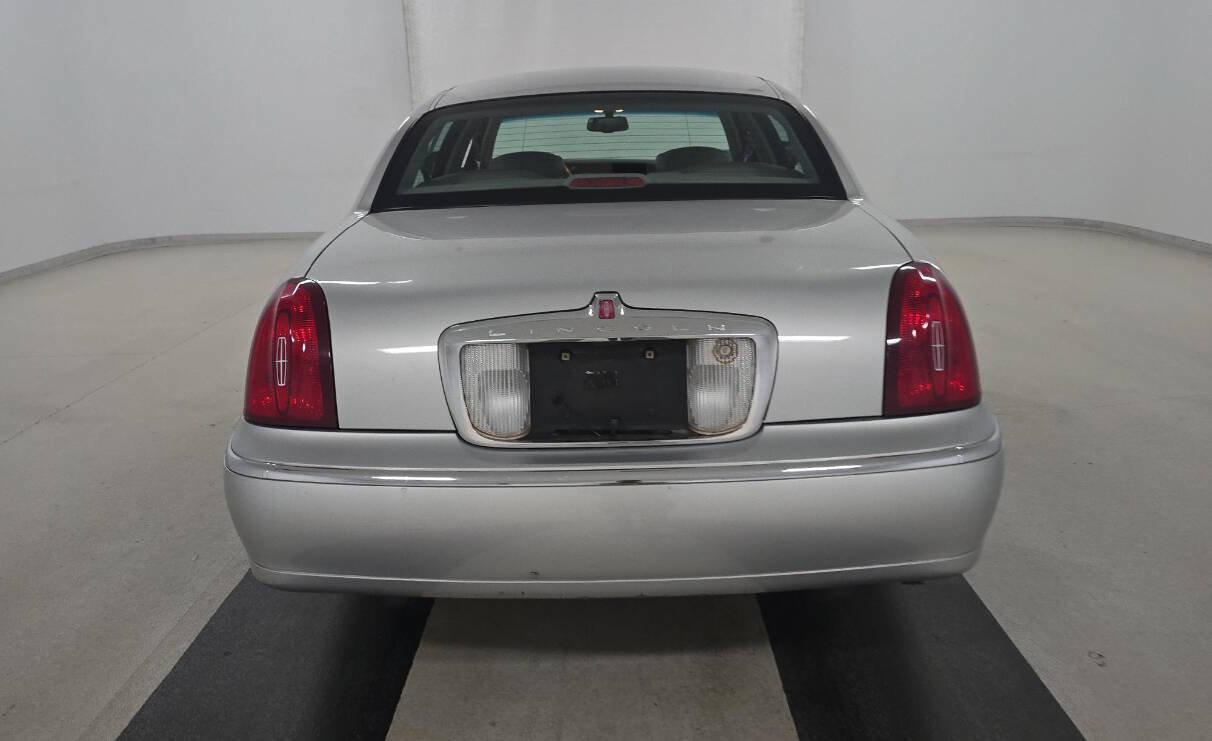 Used 2000 Lincoln Town Car Signature