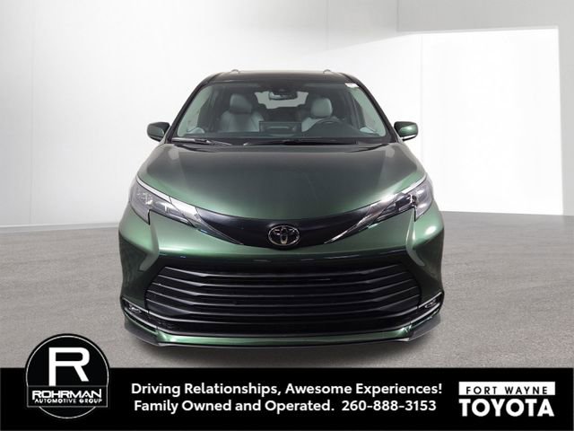 New 2026 Toyota Sienna XLE image 3