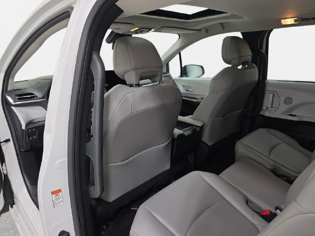 Used 2025 Toyota Sienna XLE FWD image 10