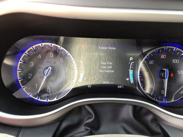 Used 2017 Chrysler Pacifica Touring-L FWD image 31