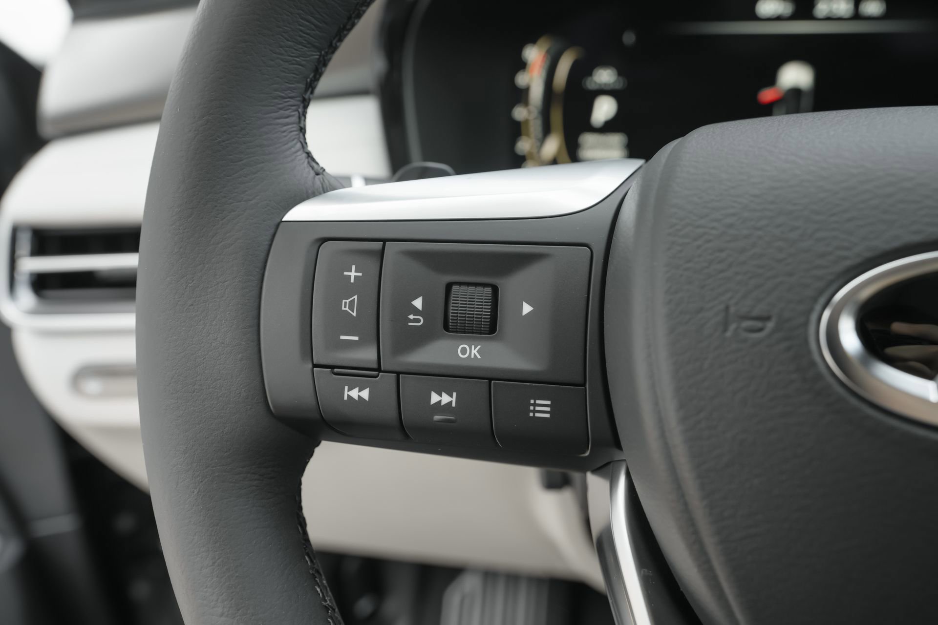 New 2026 INFINITI QX60 Luxe w/ Family Package image 15