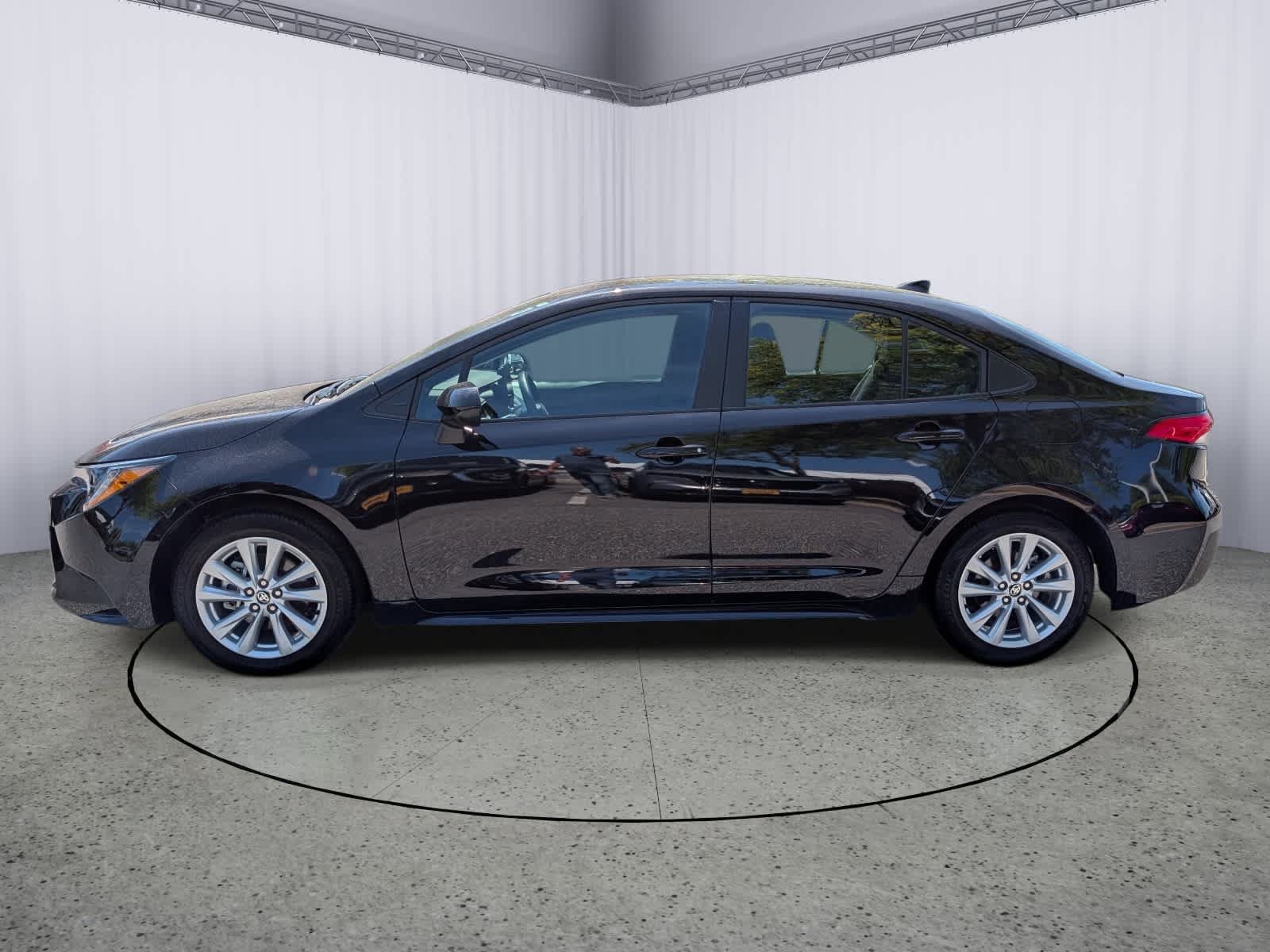 Used 2025 Toyota Corolla LE w/ LE Premium Package FWD image 5