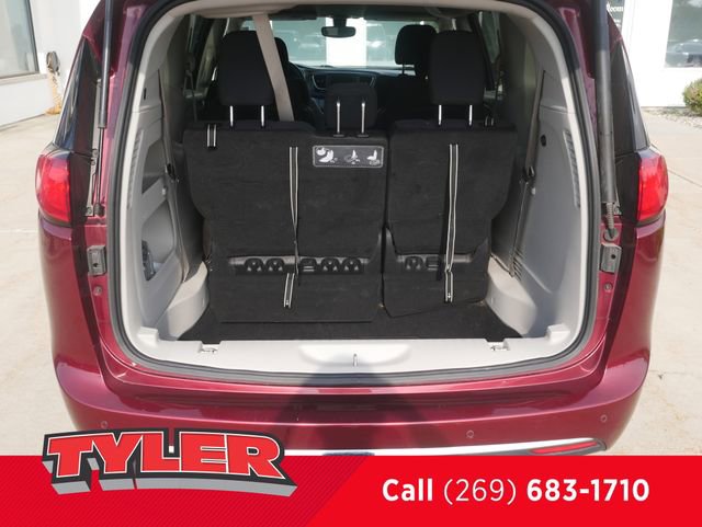 Used 2020 Chrysler Pacifica Touring w/ Cold Weather Group FWD image 16