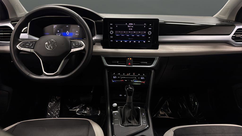 Used 2025 Volkswagen Taos SE w/ Panoramic Sunroof Package image 11