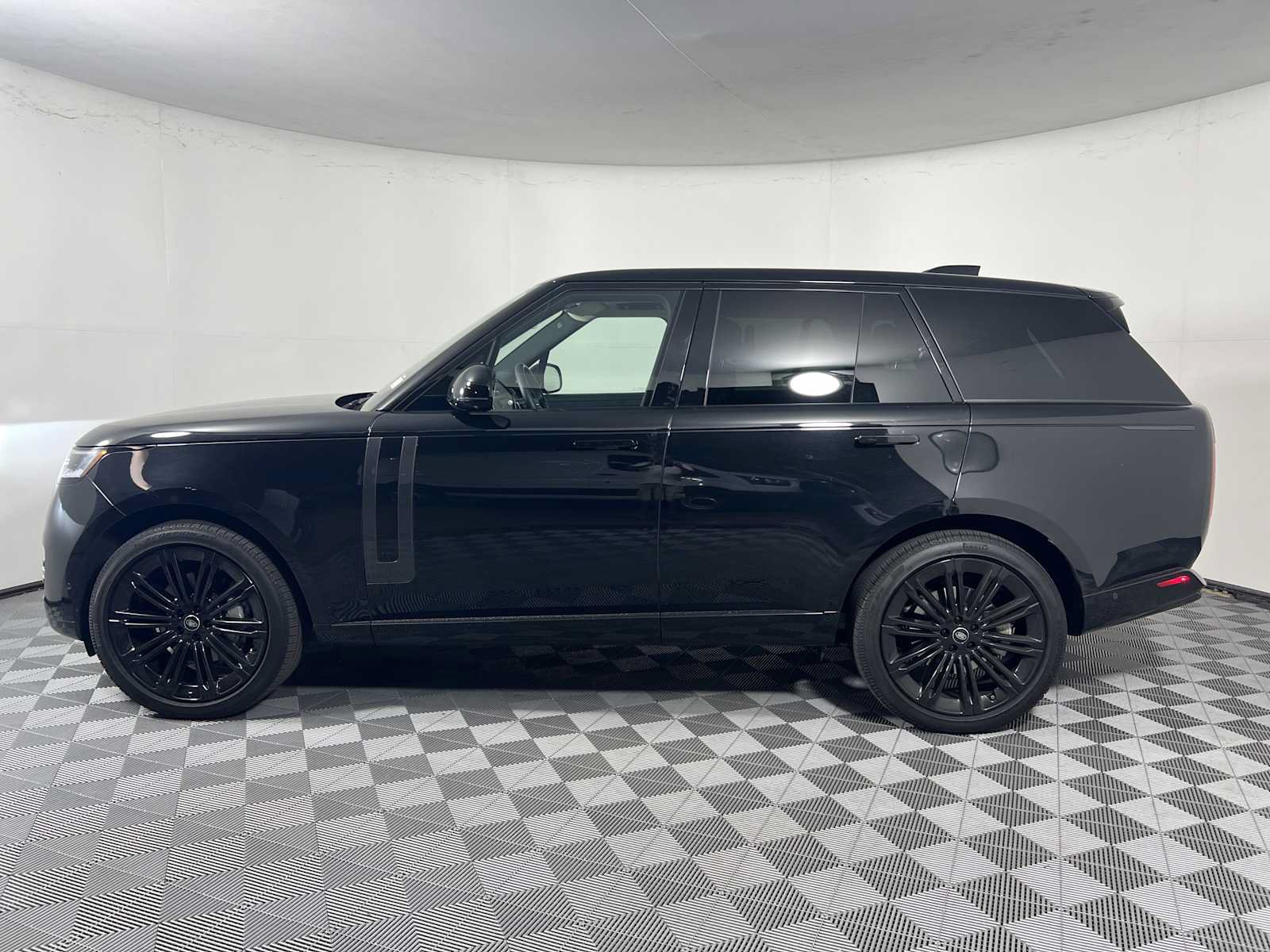 Used 2025 Land Rover Range Rover SE AWD/4WD image 4