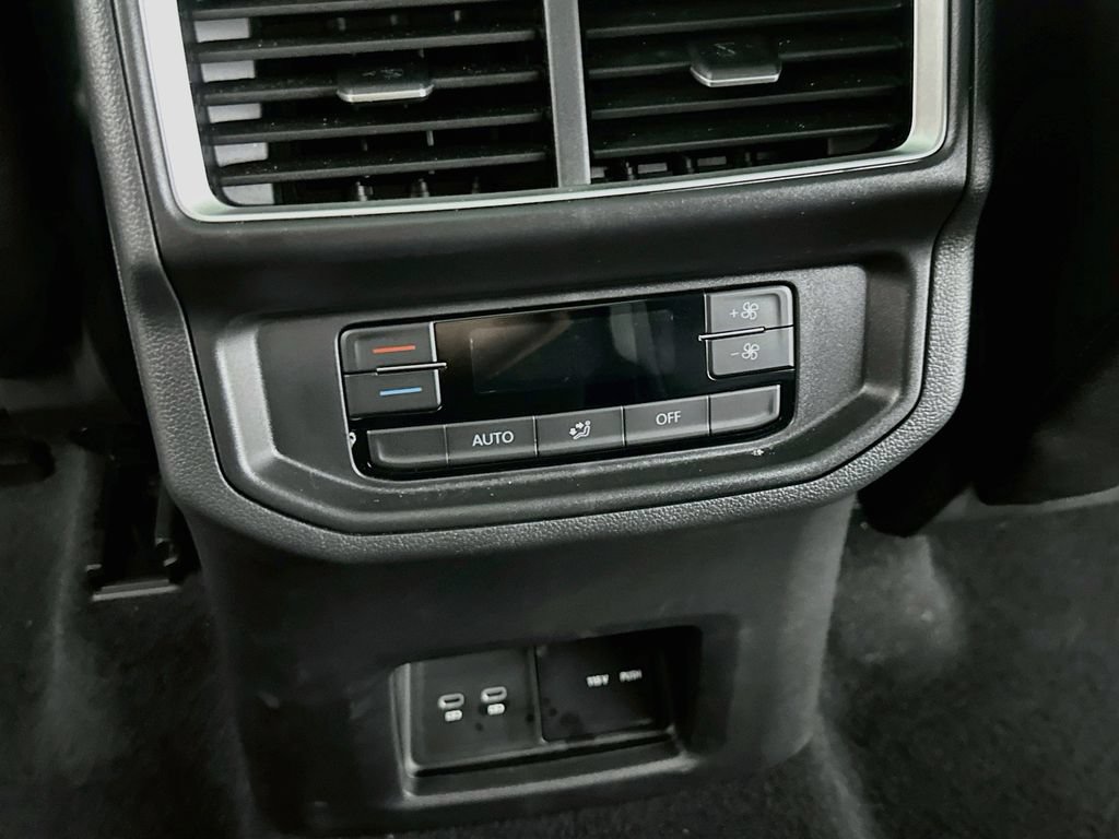 Used 2025 Volkswagen Atlas Peak Edition SE AWD/4WD image 31