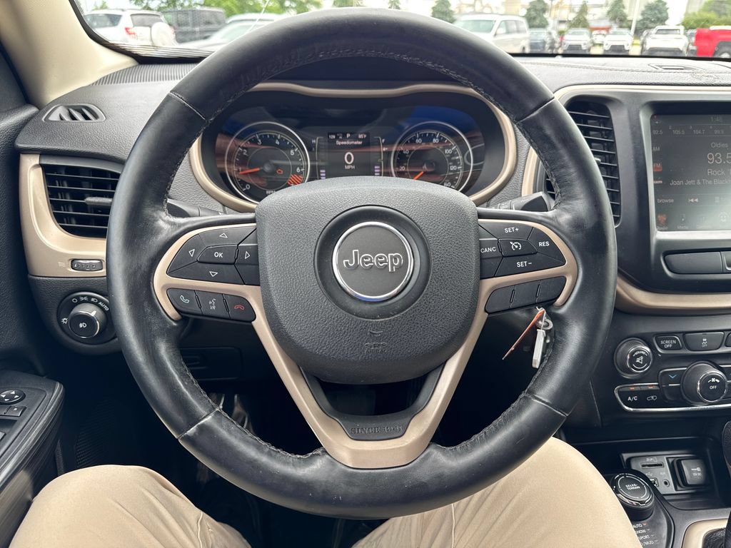 Used 2015 Jeep Cherokee Latitude w/ Cold Weather Group AWD/4WD image 15