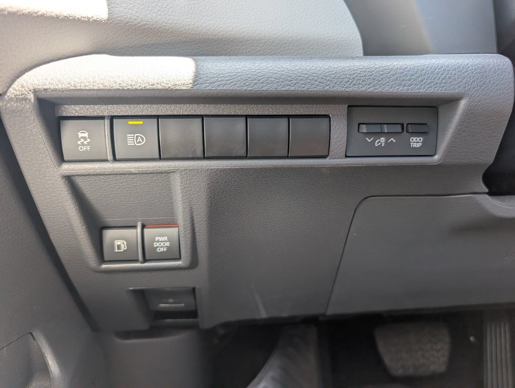 Used 2024 Toyota Sienna XLE FWD image 23