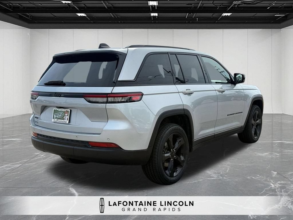 Used 2023 Jeep Grand Cherokee Altitude AWD/4WD image 5