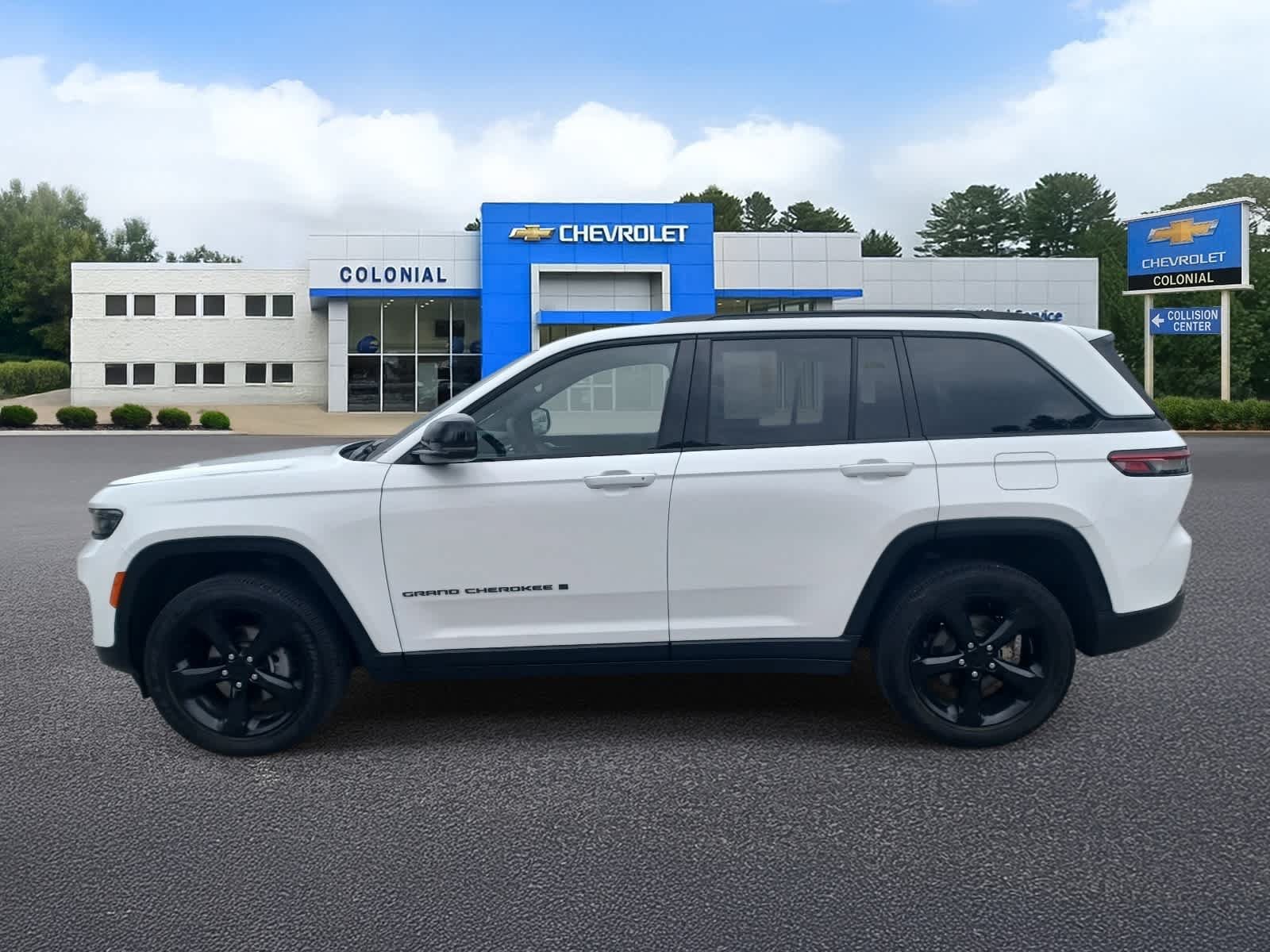 Used 2023 Jeep Grand Cherokee Altitude AWD/4WD image 6
