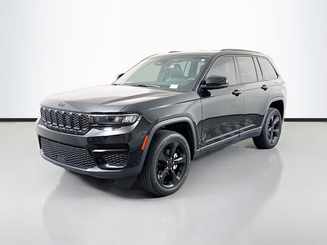 Used 2023 Jeep Grand Cherokee Altitude image 3