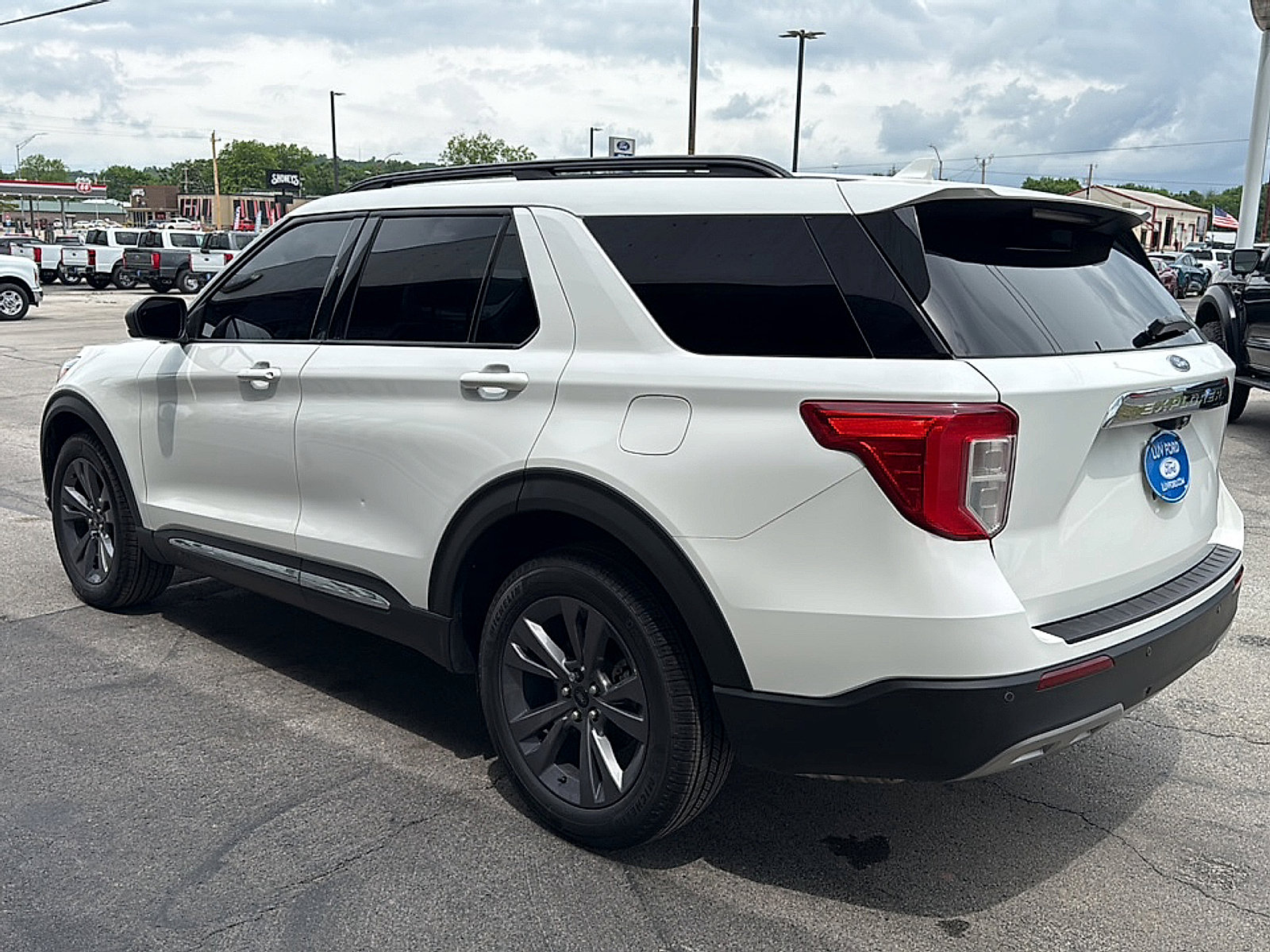 Used 2021 Ford Explorer XLT w/ Equipment Group 202A AWD/4WD image 7